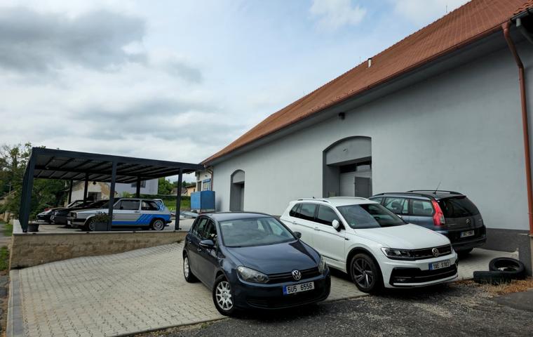 Auta zákazníků před dílnou v Třebotově
