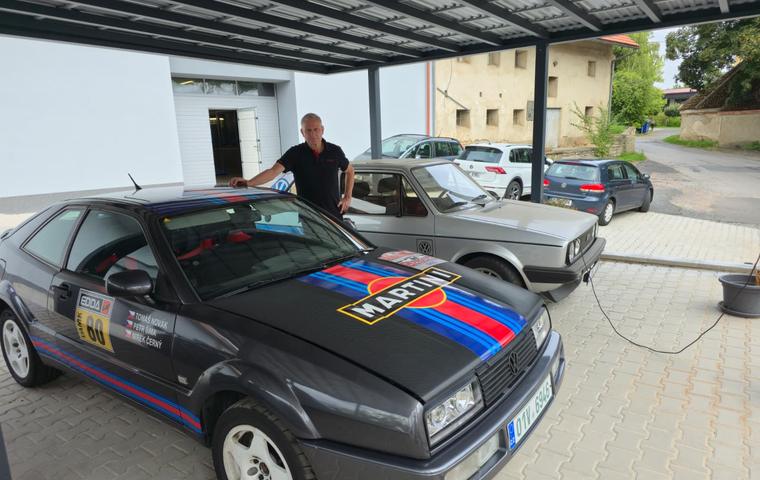 VW Corrado v barvách Martini před dílnou